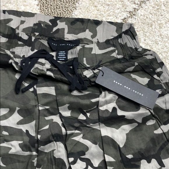 Know One Cares • Camo Joggers - Picture 4 of 5